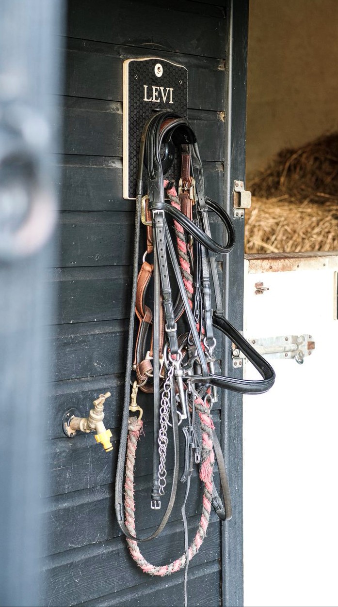 Bridle rack - with a metal hanger