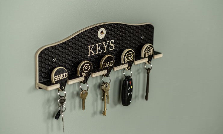 wooden Key rack set including 5 engraved keyrings