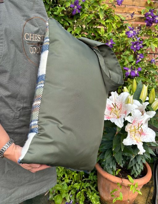 waterproof backing on a garden kneeler