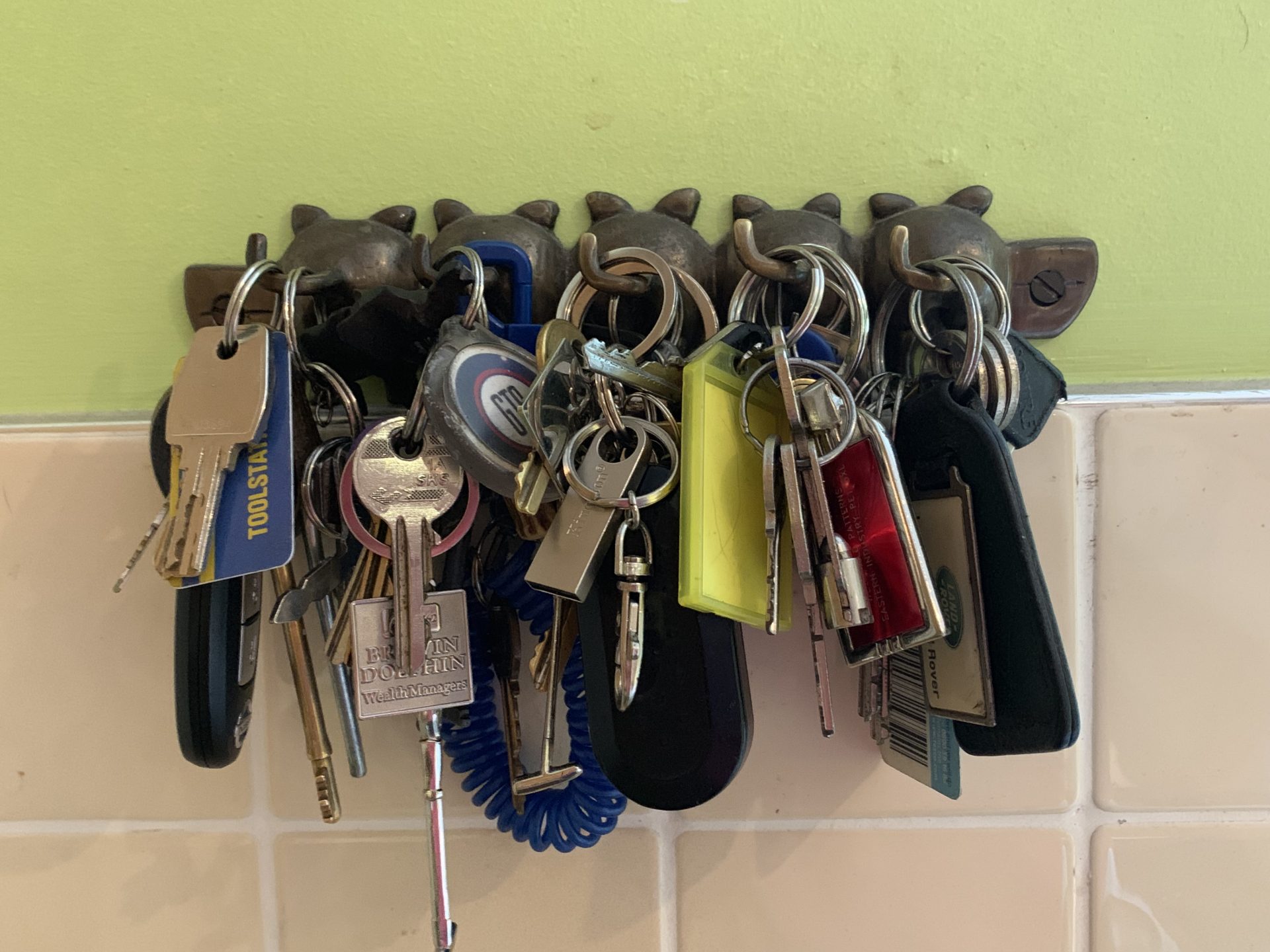 Keys cannot be identified and a key rack is required.