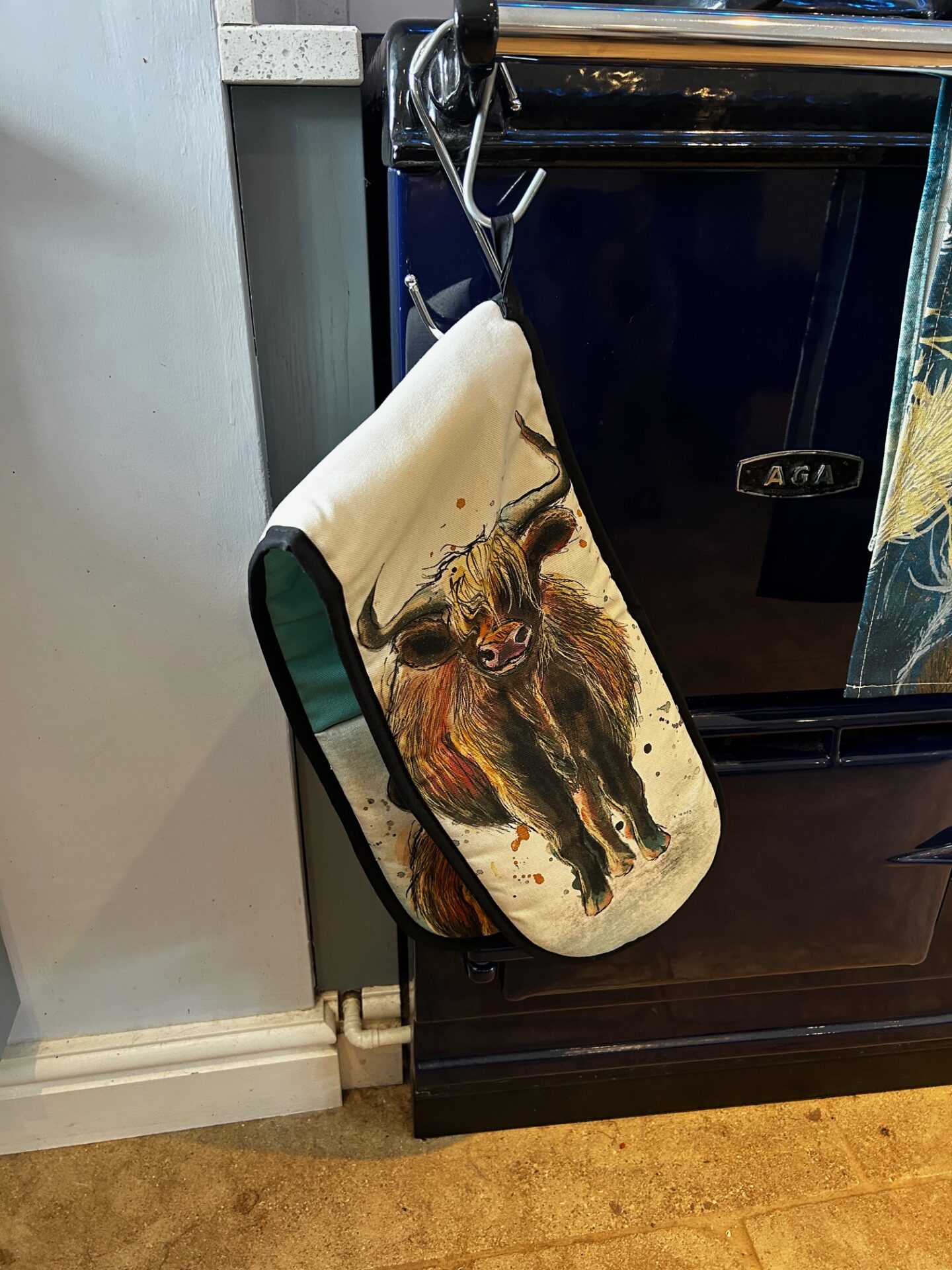 Highland Cow Oven Gloves - Image 2
