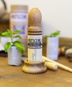 A potters pal is included in the gardeners gift set
